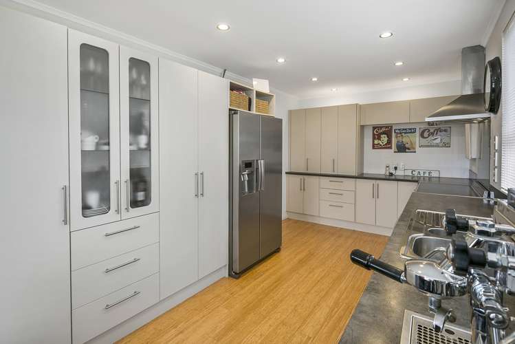 220 Dowse Drive Maungaraki_6
