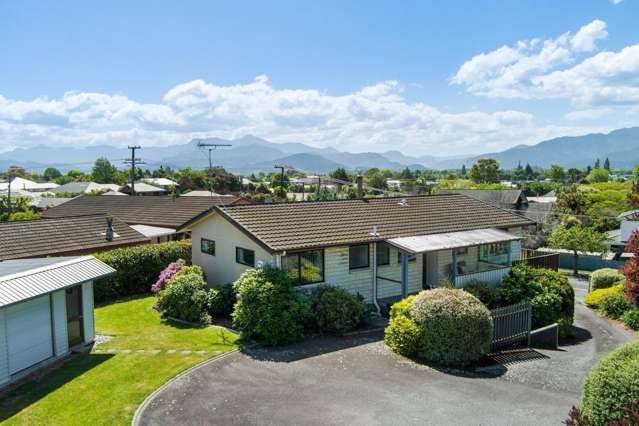 Modern Comfort, Stunning Views - Renwick Retreat