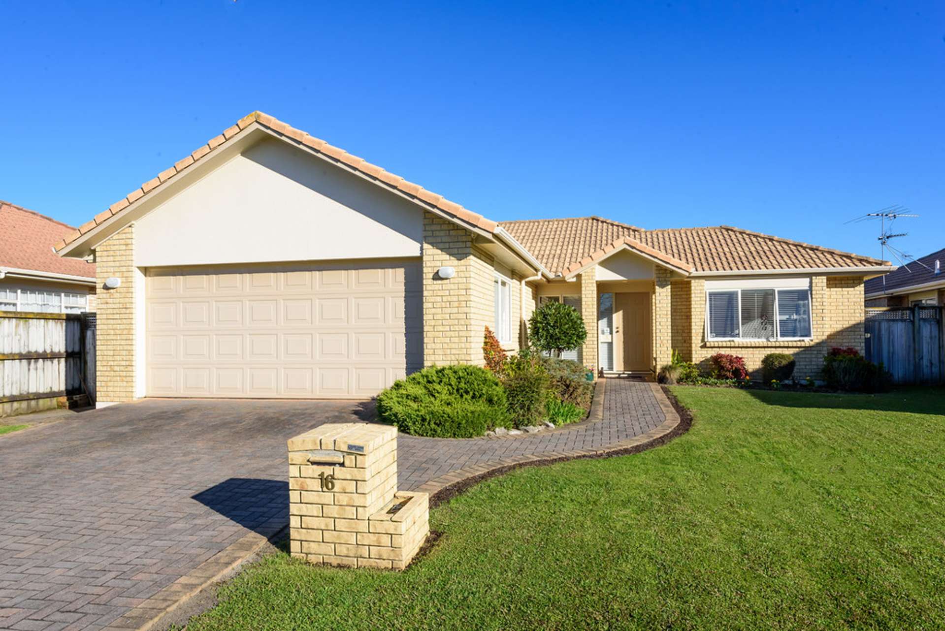 16 Corta Bella Place Golflands Manukau City Houses for Sale One