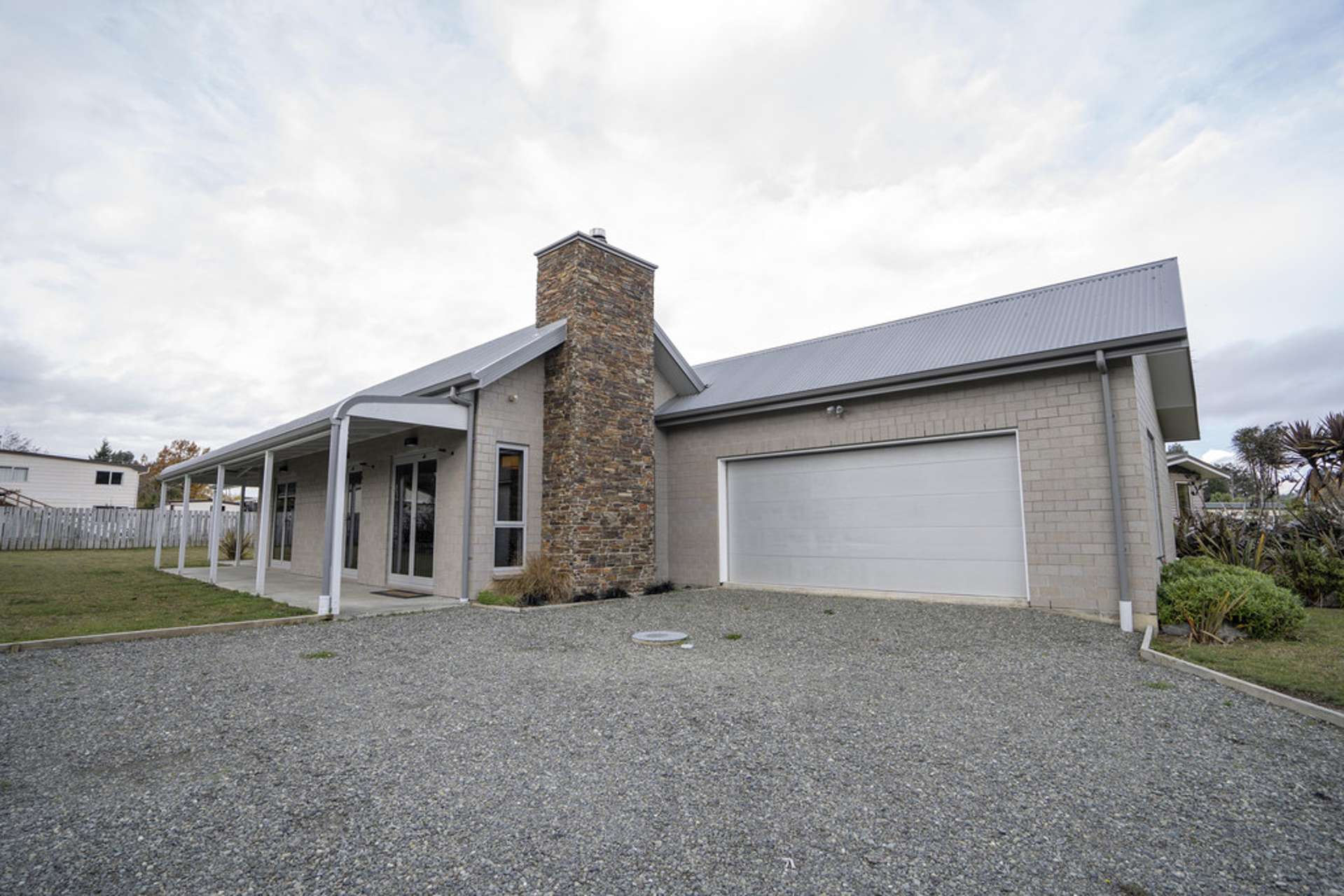 10 Motu-Au Close Manapouri_0