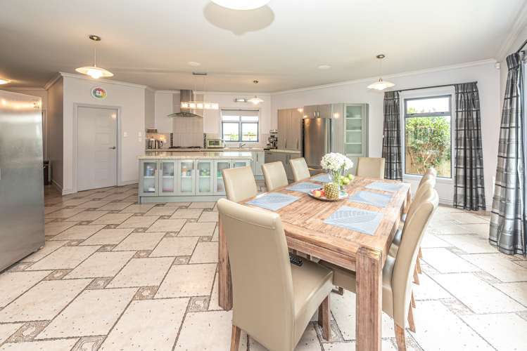 29 Lithgow Drive Otamatea_18