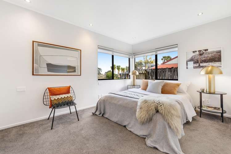7 Pinewood Grove Botany Downs_19