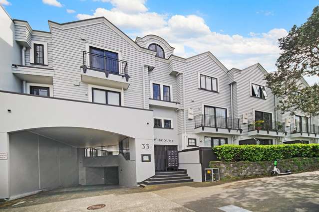 Spacious City fringe Living