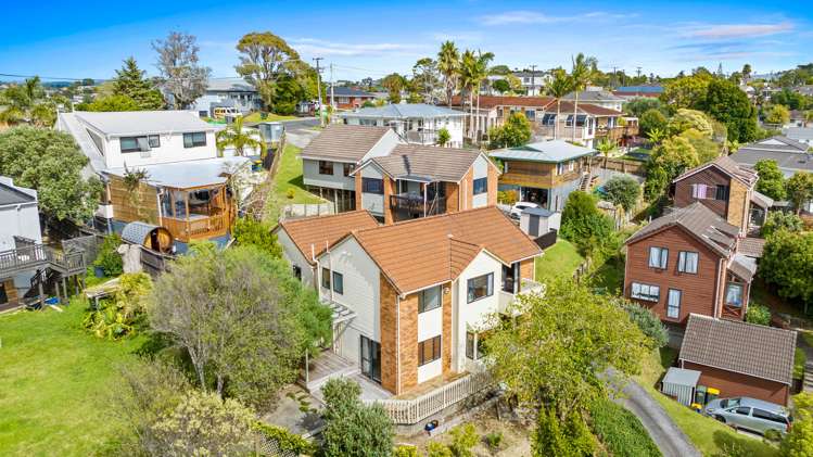 2/12 Helicon Place Totara Vale_18