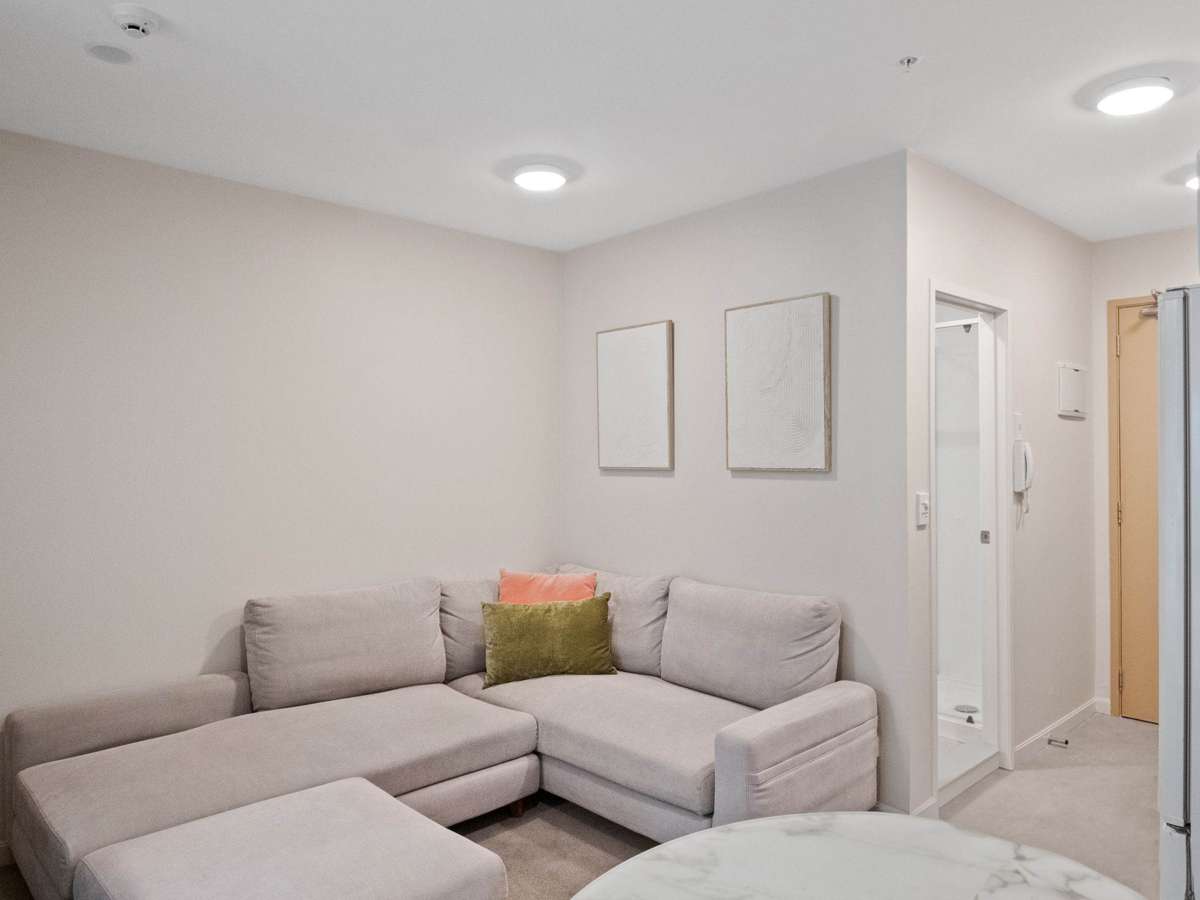 Imperial Gardens Semi Furnished 1 Bed with Carpark 4