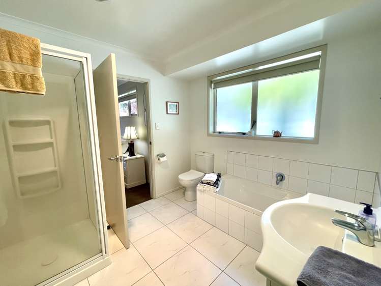 2 Barossa Way Brookfield_17