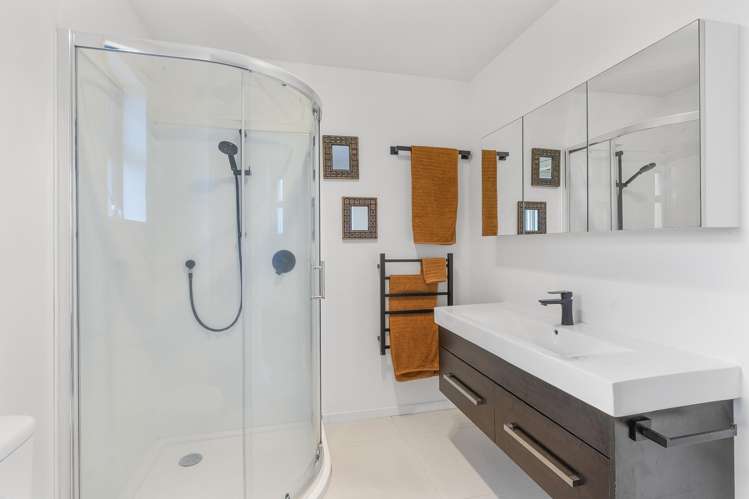 2/10 Etherton Drive Weymouth_16
