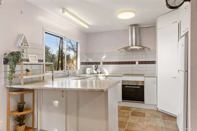 2/601 Glenfield Road Totara Vale_3