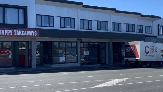 Te Atatu Retail, Road Front Retail