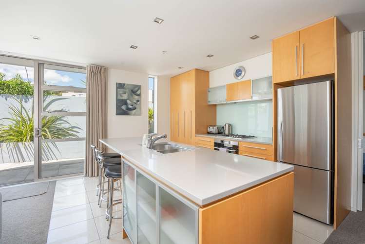 5/2 Lowell Place Waipahihi_5