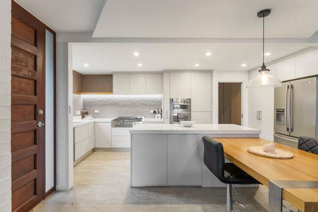 Seaside Love-Nest Creates a Mood