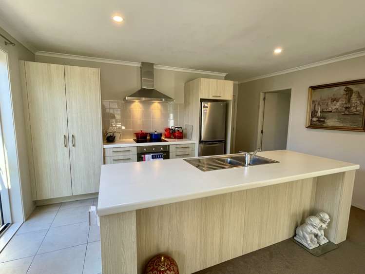2 Barossa Way Brookfield_6