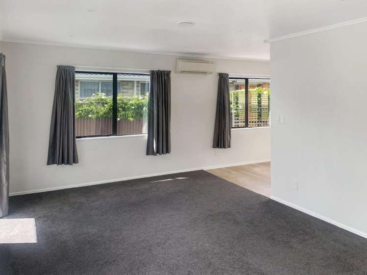 2/1002 Southland Road 10495_2
