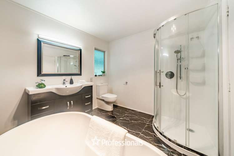 6 Swadel Way Karori_14