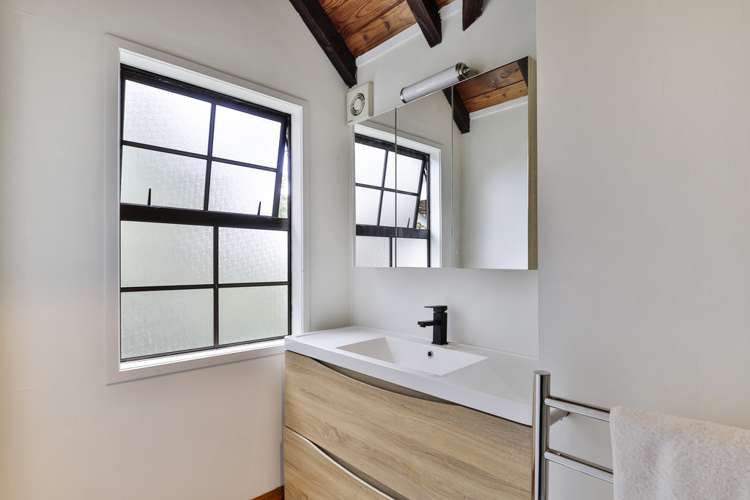 9 Valley Road Titirangi_12