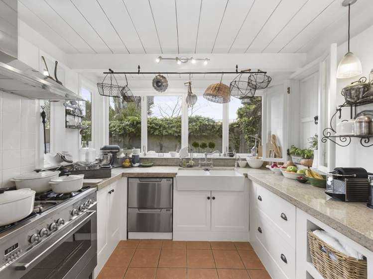 772 River Road Chartwell_1