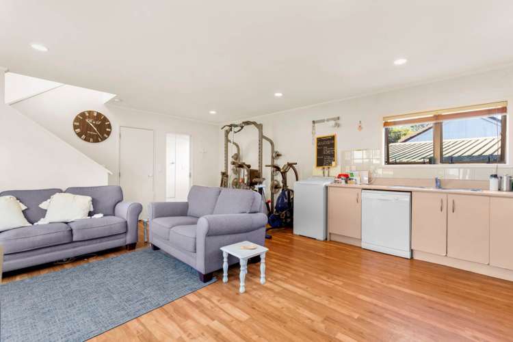 6 Orinda Close Botany Downs_16