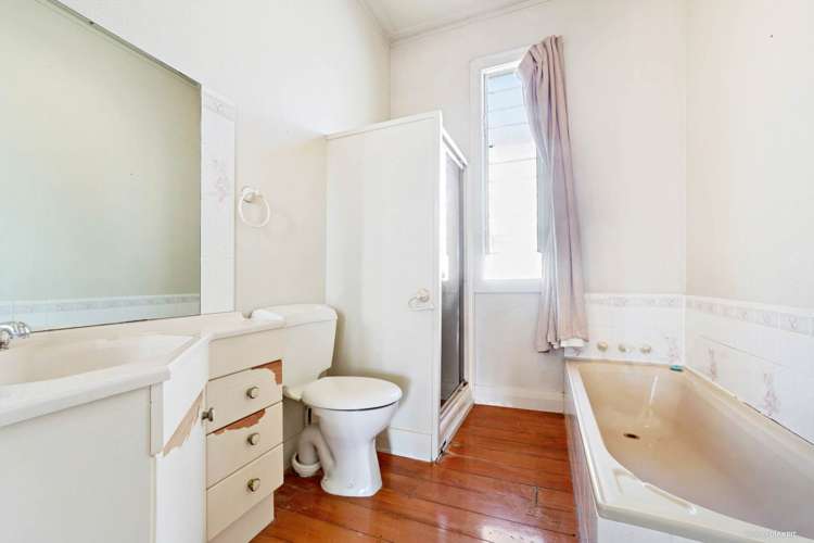 16 Lake Road Devonport_13