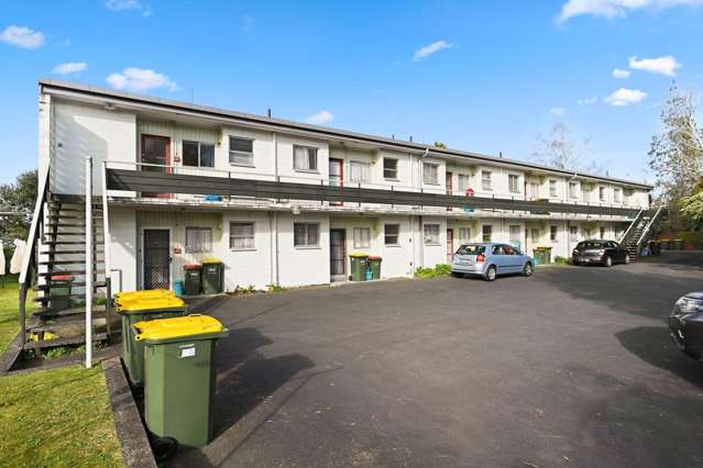 Upstairs one bedroom unit - Walk to the City