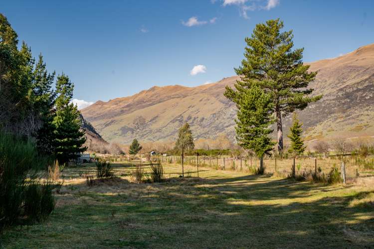 8 East Road Lumsden Surrounds_14