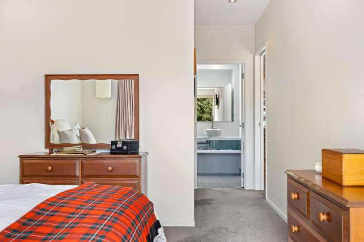 9/16 Beach Front Lane Browns Bay_19