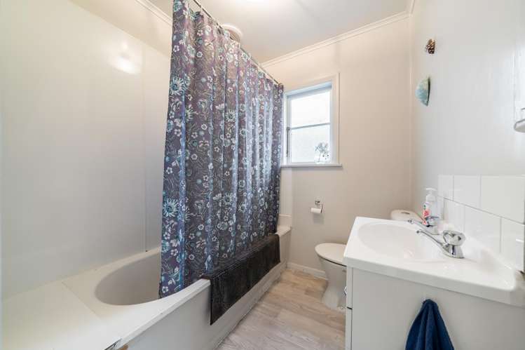 2 Davis Grove Wainuiomata_11