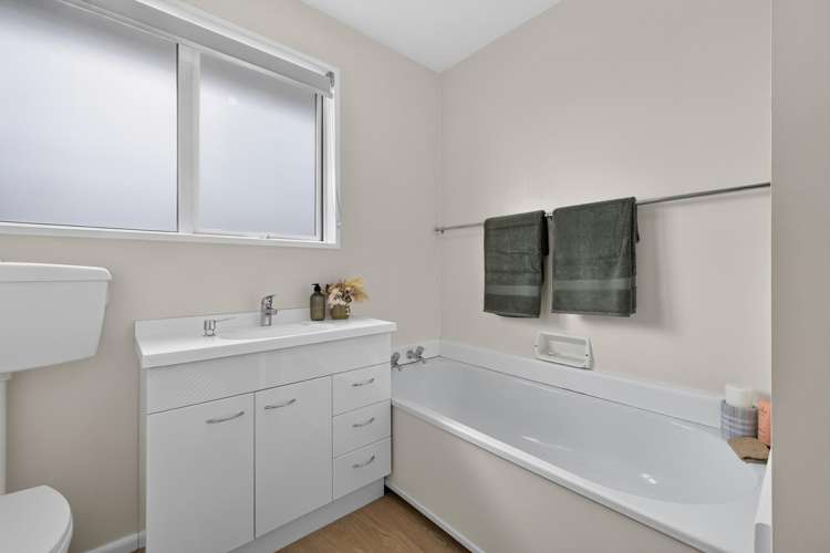 20 Delaware Crescent Russley_22