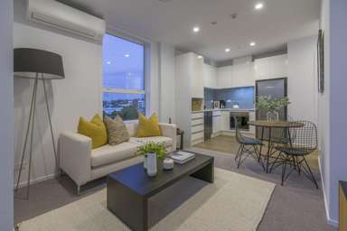 302/26c Racecourse Parade_4