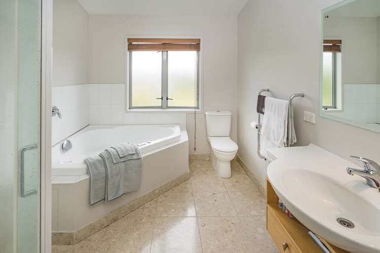 20a Oliver Twist Avenue Mellons Bay_10