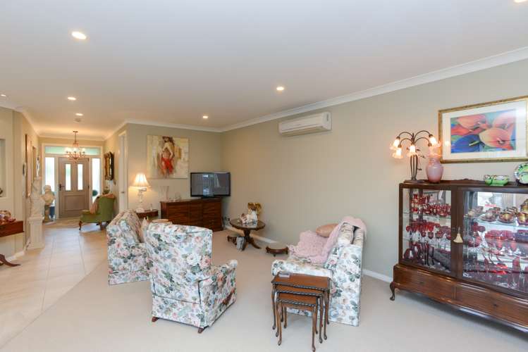 16 Heynes Place Clive_13