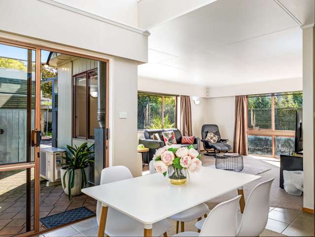 Sun-filled delight in Saint Johns Hill