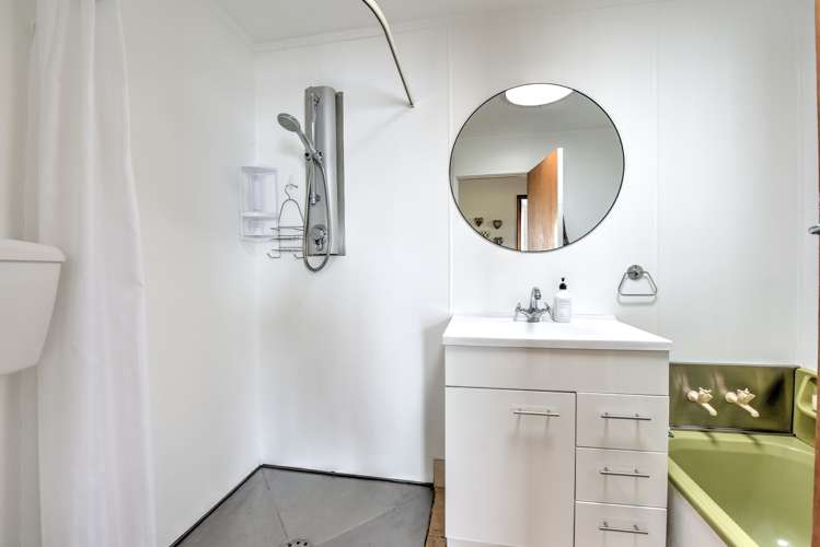 70 Walker Crescent Gore Surrounds_8