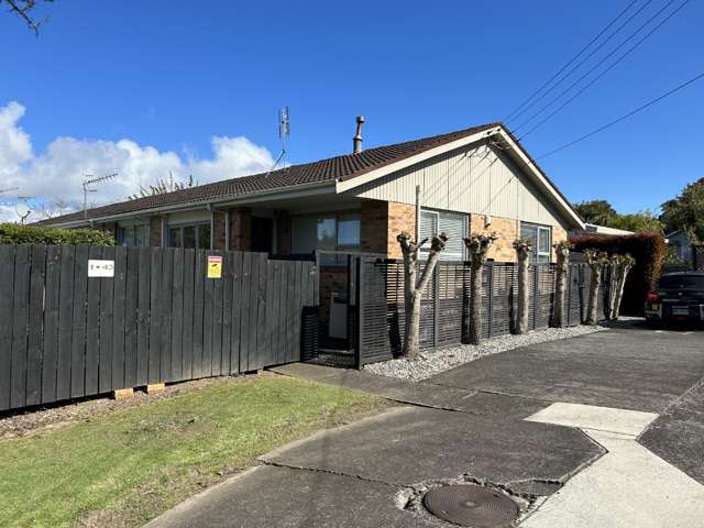 Sunny & Spacious 2 Bedroom  End Unit in Prime Remuera Location