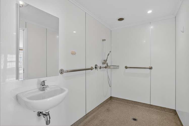 2/33 Gulf View Road Murrays Bay_17