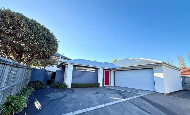 FULLY FURNISHED BEAUTIFULLY PRESENTED HOME IN PRIME SUBDIVISION!