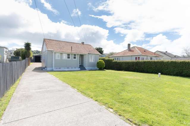 SUNLIT & SPACIOUS WITH LAND TOO