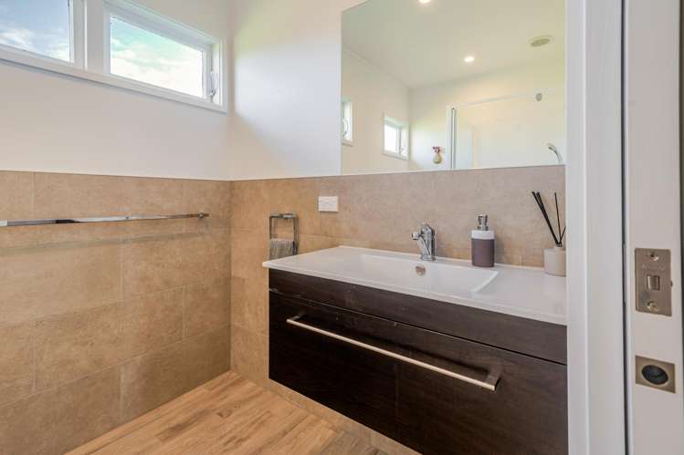 4 Howard Road Taradale_11