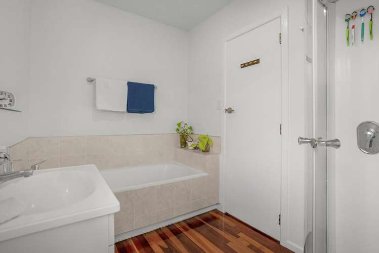 63 Mark Avenue Paparangi_13