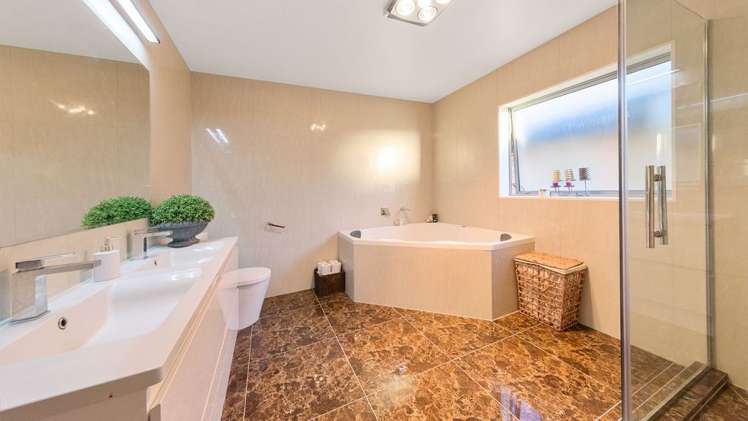 18 Moville Drive Flat Bush_7