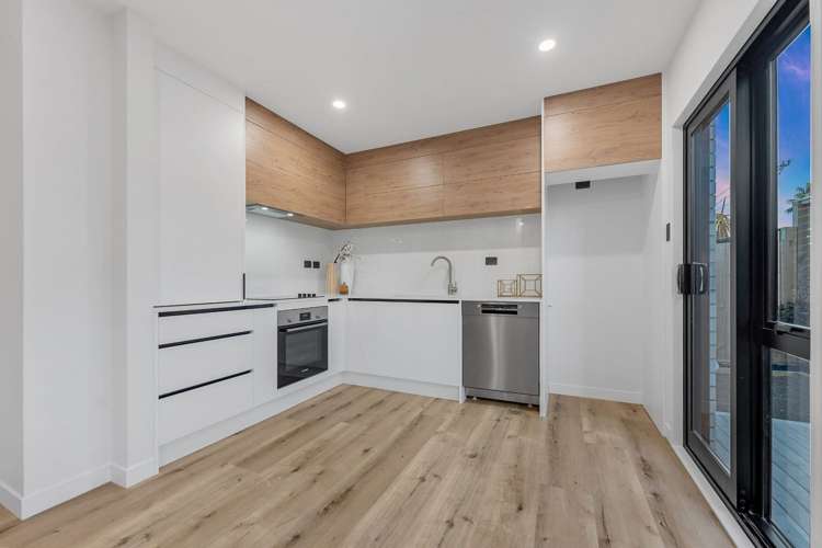 98a Royal Road Massey_3