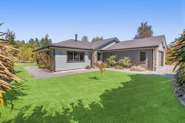 Peaceful Lake Hawea Haven Awaits