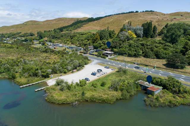 Lake Rotoiti retreat with wet boatshed!