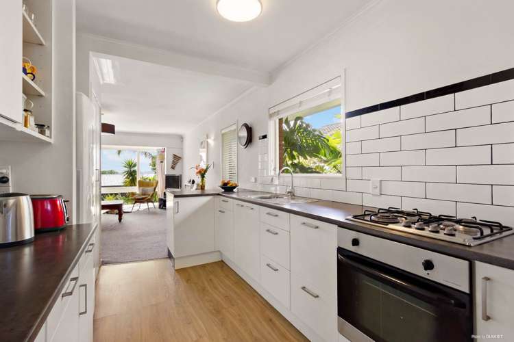 1/1 De Val Drive Titirangi_2