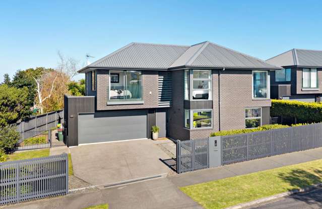 SPACIOUS CONTEMPORARY FAMILY HOME WITH VIEWS.