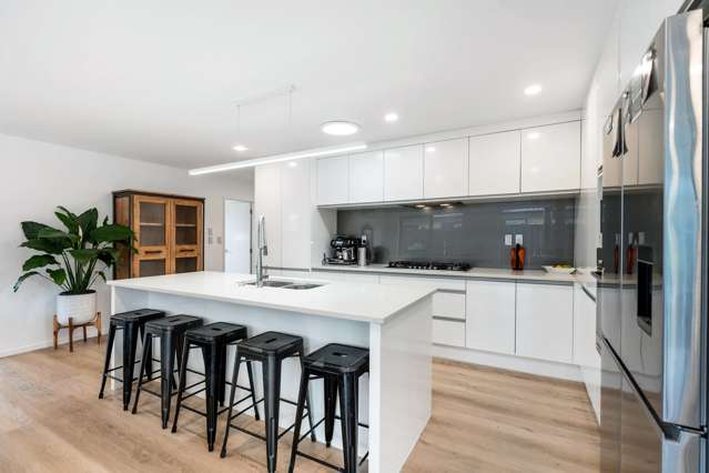 6 Bedrooms | 6 Carparks | 6 min walk to Huapai