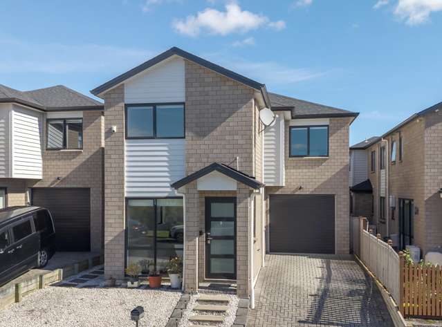 Reserve Facing Living! Owner wants it SOLD!