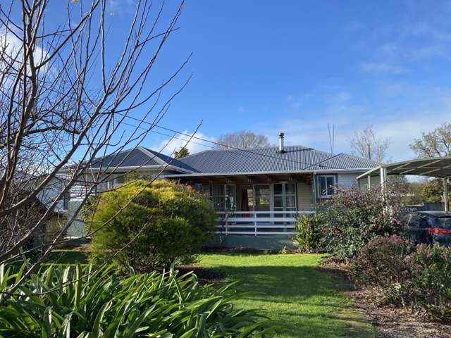 Sunny Family Living in Sought-After Lansdowne
