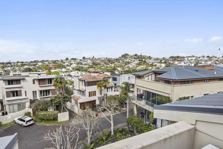 2F/5 Furneaux Way Remuera_5