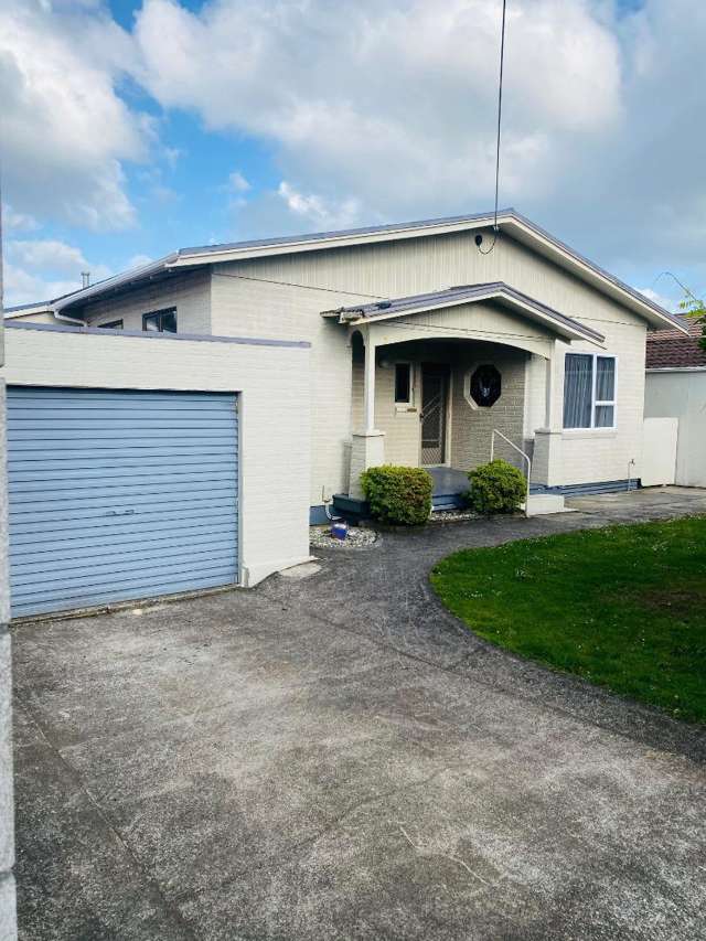 4 BEDROOM, 2 BATHROOM SPACIOUS FAMILY HOME IN FITZROY!