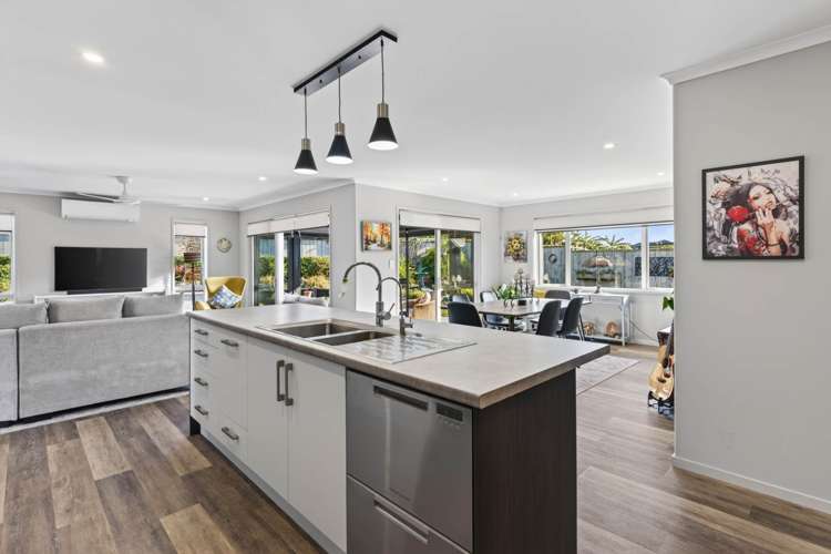 17 Olney Court One Tree Point_11
